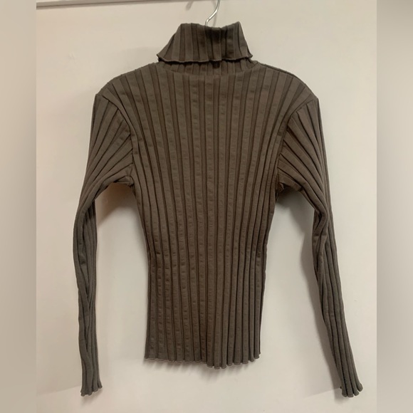 Lili Gaufrette Ribbed Turtleneck - Picture 5 of 11